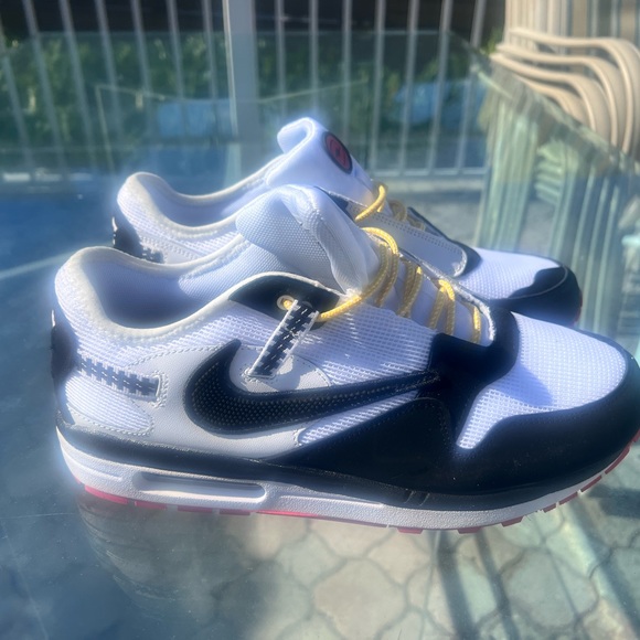 Nike - Picture 2 of 4